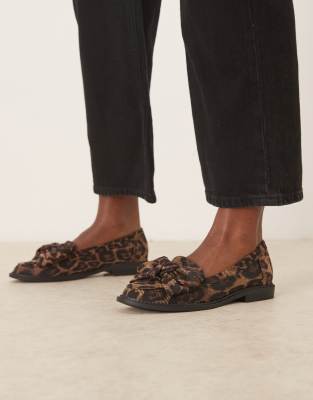 ASOS DESIGN - Memphis - Flache Schuhe mit Zierschleife und Leopardenmuster-Bunt