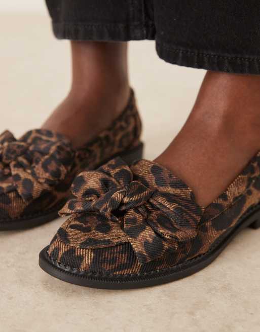 ASOS DESIGN – Memphis – Leopardmönstrade, platta skor med rosett, 3 av 4