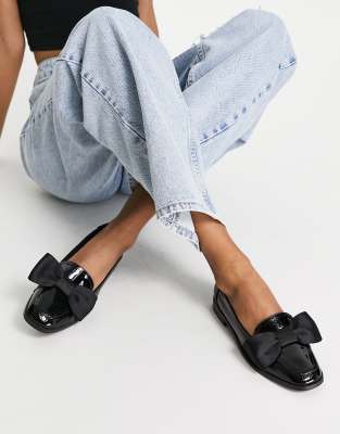 ASOS DESIGN - Mentor - Flache Loafer in Schwarz lackiert mit Schleifenverzierung