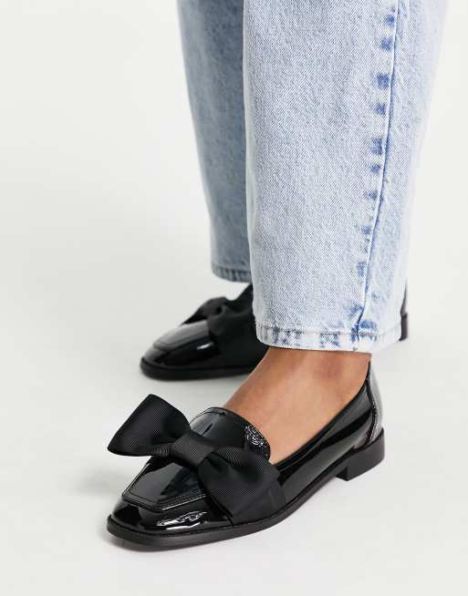 ASOS DESIGN – Mentor – Svarta platta loafers med rosett och lackad finish, 3 av 4