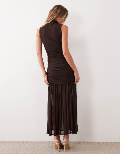 ASOS DESIGN Mesh-Kleid mit tiefer Taille, weit schwingendem Rock und angeschnittenem Halsausschnitt in Schokobraun, 3 von 4