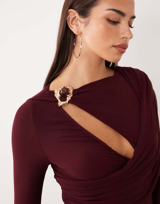 ASOS DESIGN mesh maxi jurk met hardwaredetails en uitsnijding met gedrapeerde halslijn in bordeauxrood, 4 van 4