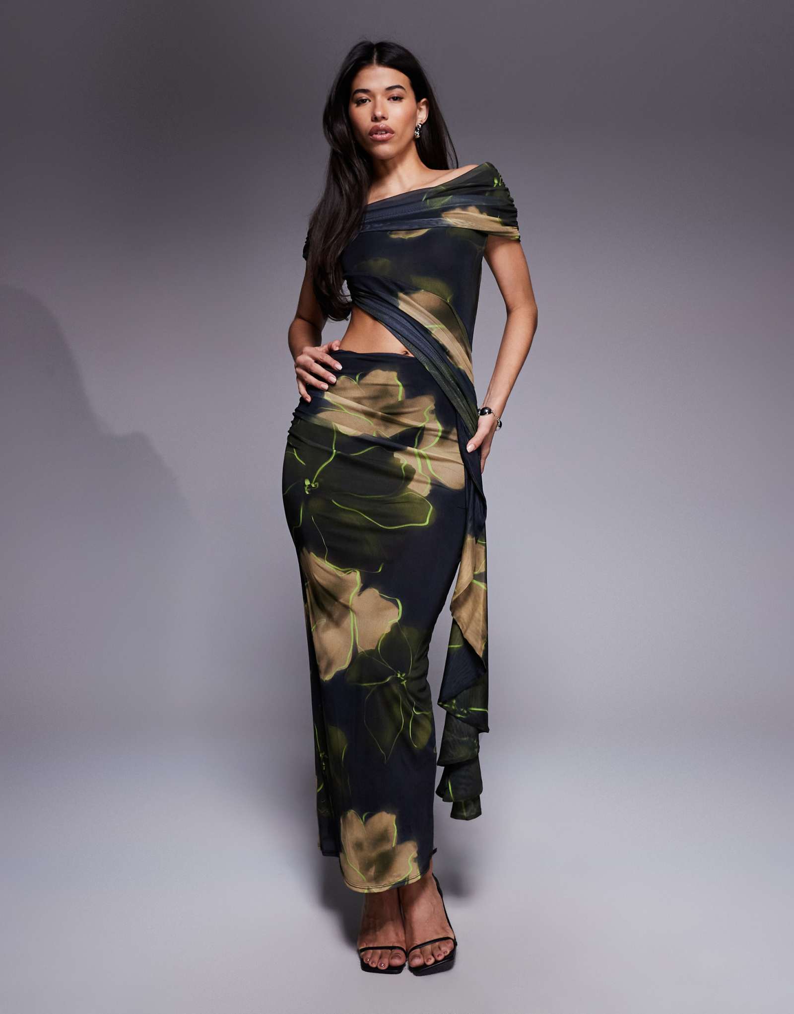 ДИЗАЙНЕРСКОЕ сетчатое платье миди с открытыми плечами и рюшами на поясе ASOS DESIGN, выполненное в черно-зеленом цветочном стиле