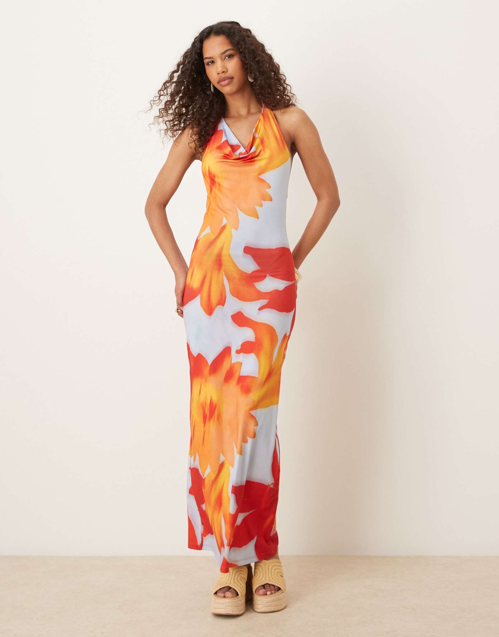 ДИЗАЙНЕРСКОЕ сетчатое платье на бретелях с глубоким вырезом и капюшоном ASOS DESIGN с принтом 