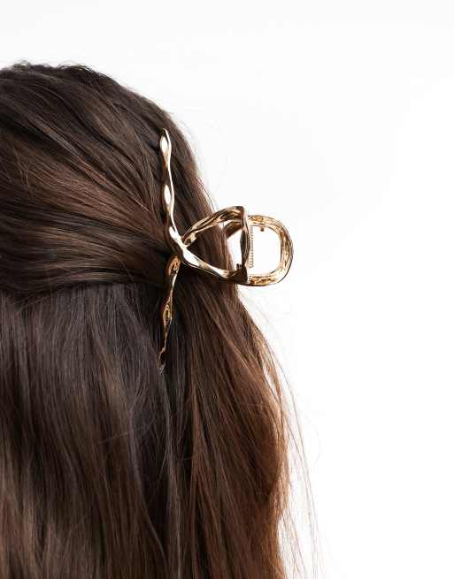 ASOS DESIGN metal hair claw with twist design in gold, 2 of 3