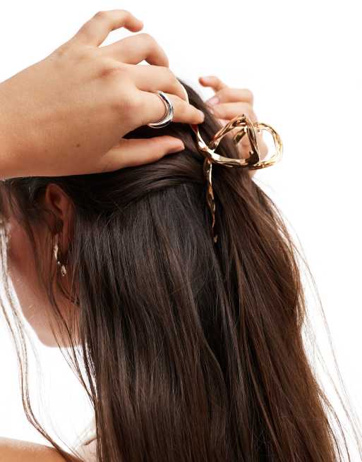 ASOS DESIGN metal hair claw with twist design in gold, 3 of 3