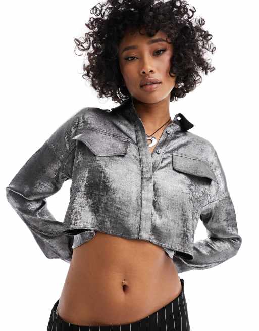 ASOS DESIGN – Metaliczna srebrna koszula o krótkim fasonie z wiązaniem na plecach