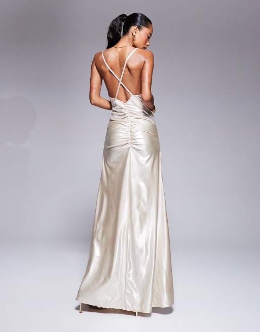ASOS DESIGN - Metallic maxi-jurk met hoge hals en open achterkant in goudkleur, 2 van 4