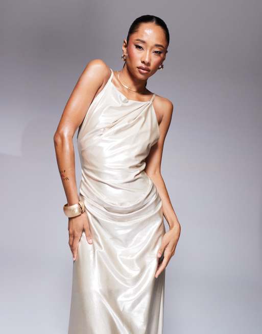 ASOS DESIGN - Metallic maxi-jurk met hoge hals en open achterkant in goudkleur, 4 van 4