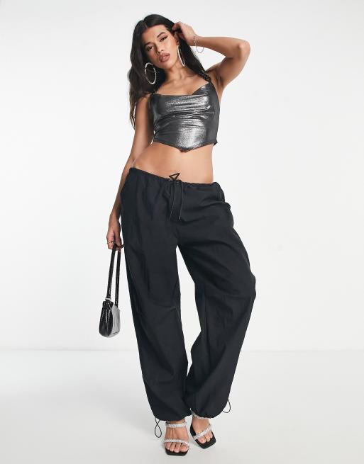 ASOS DESIGN – Metallisk crop top med halterneck och kedjerem, 4 av 4