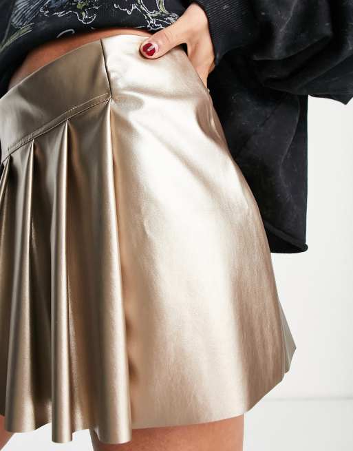 ASOS DESIGN – Metallisk, plisserad minikjol i läderimitation med låg midja  , 3 av 4
