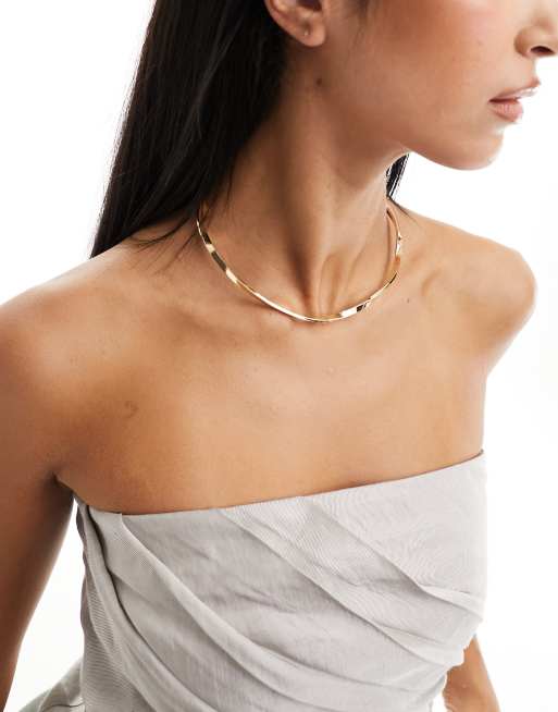 ASOS DESIGN – Metalowy falisty choker w odcieniu złota
