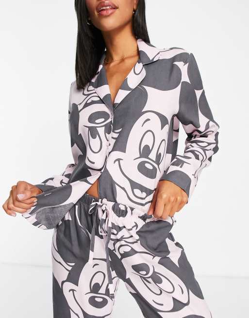 ASOS DESIGN - Ensemble de pyjama chemise et pantalon en modal à motif  Mickey Mouse - Rose et noir