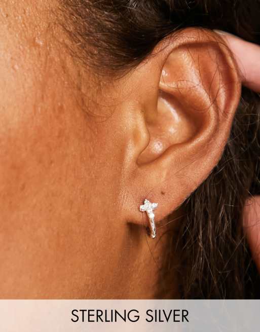 ASOS DESIGN - Micro huggie oorbellen van sterling zilveren met kruisontwerp