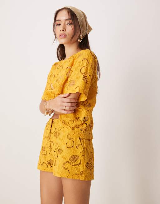 ASOS DESIGN - Micro short met uitgesneden bloemenpatroon in okergeel, deel van co-ord set, 2 van 4