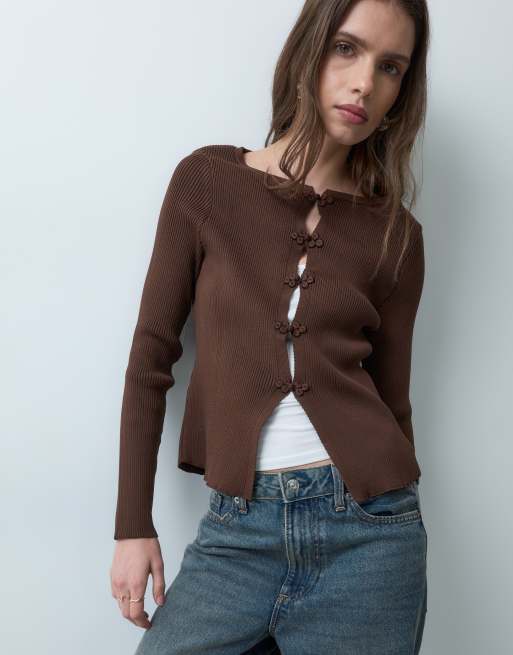 ASOS DESIGN microcárdigan de punto compacto con detalle estilo mao en chocolate, 2 de 4