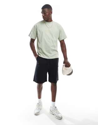 ASOS DESIGN ASOS DESIGN mid length cargo shorts with patch detail in black