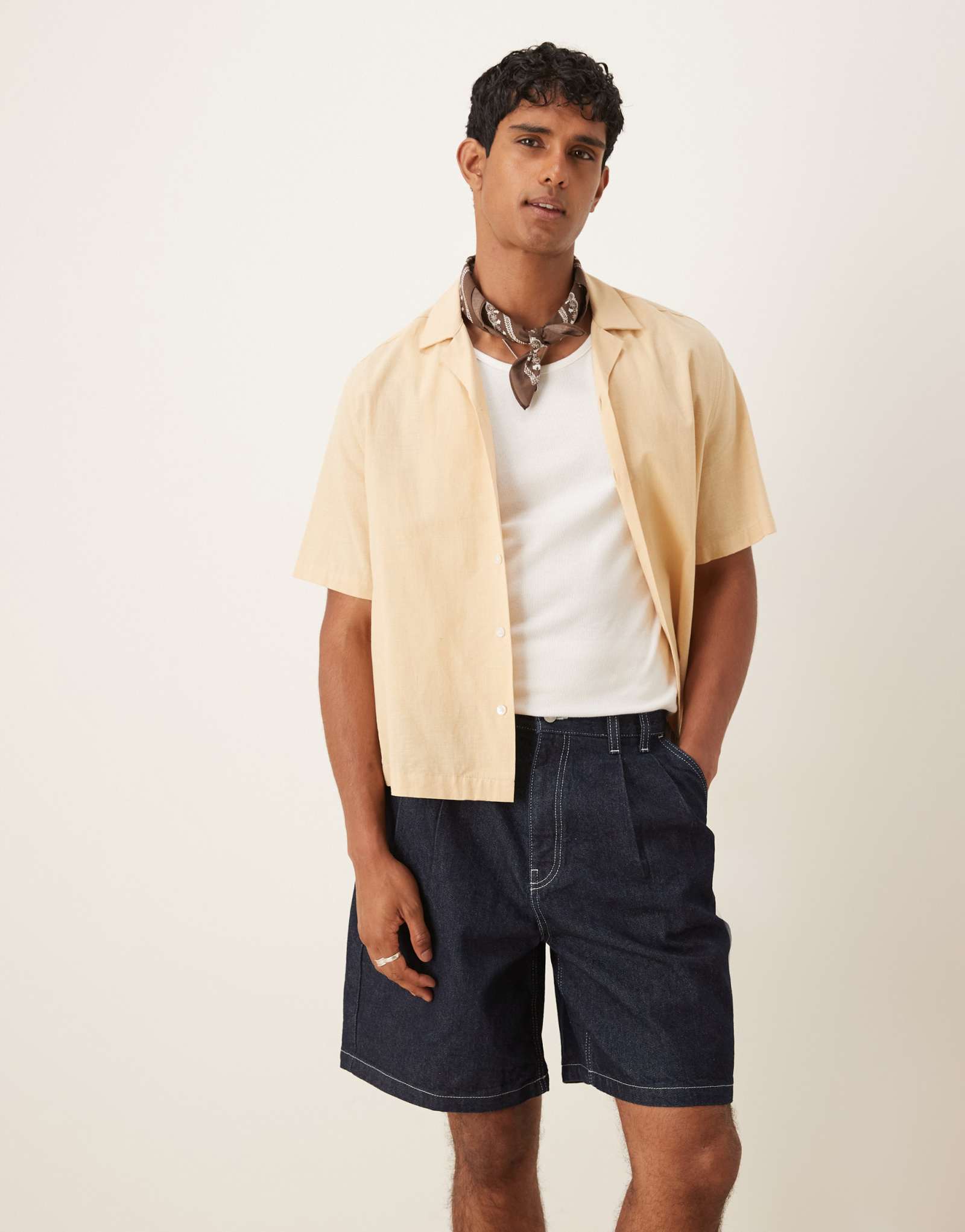 Джинсовые шорты средней длины с двойными складками от ASOS DESIGN из необработанной ткани