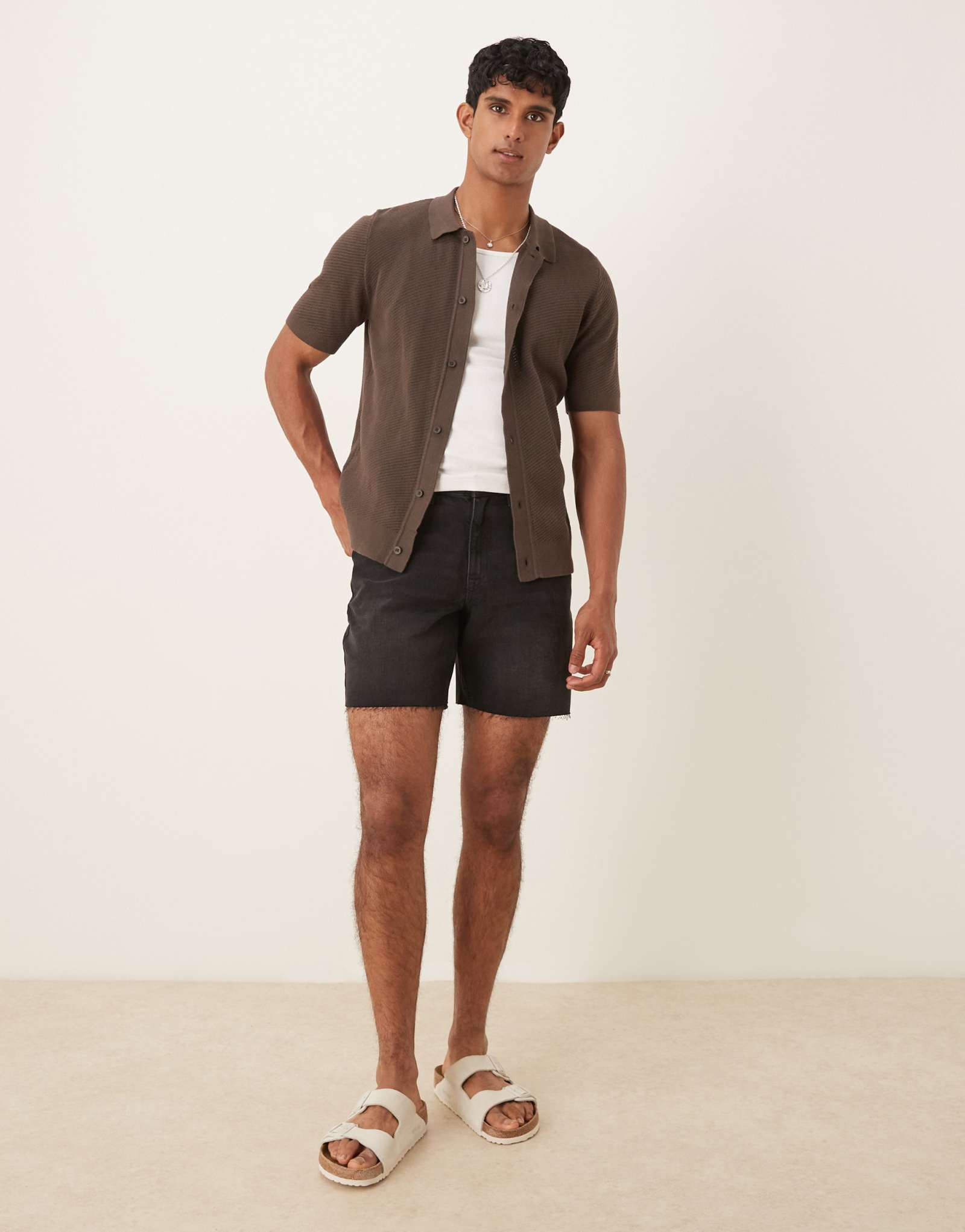 Зауженные джинсовые шорты средней длины от ASOS DESIGN черного цвета