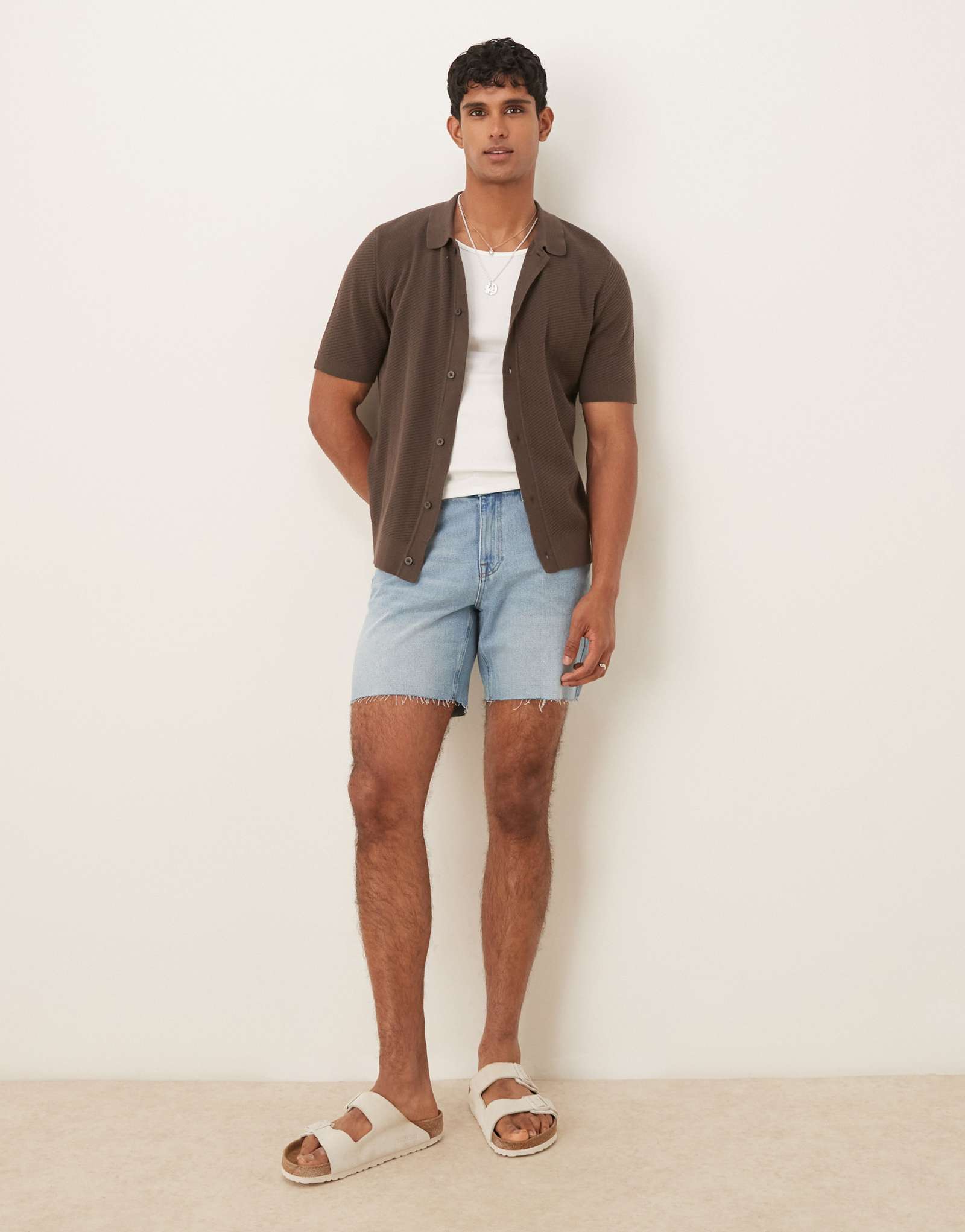 Зауженные джинсовые шорты средней длины ASOS DESIGN светло-голубого цвета