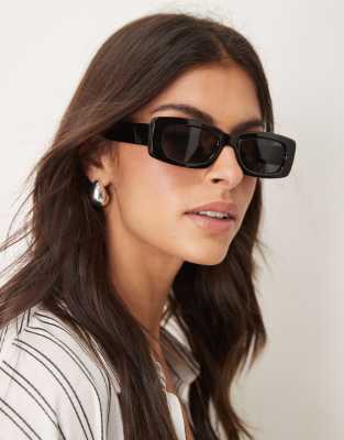 mid square sunglasses in black