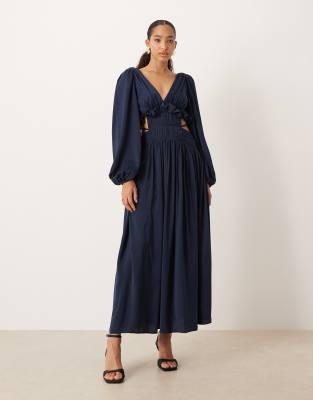 ASOS DESIGN - Midaxi-Kleid aus Satin in Marineblau mit tiefem Ausschnitt und Cut-out