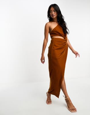 ASOS DESIGN - Midaxikleid aus goldfarbenem Samt mit Zierausschnitt und Zierknoten-Schwarz