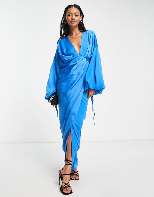 ASOS DESIGN – Midaxikleid aus Satin in Blau mit tiefem Ausschnitt und Drapierung