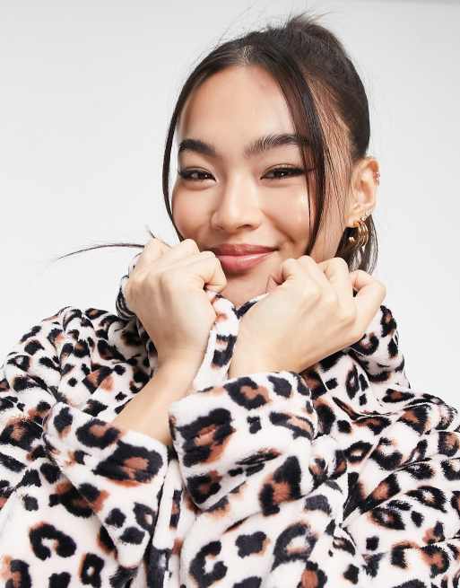 ASOS DESIGN - Midi badjas van superzacht fleece met luipaardprint in bruin, 3 van 7