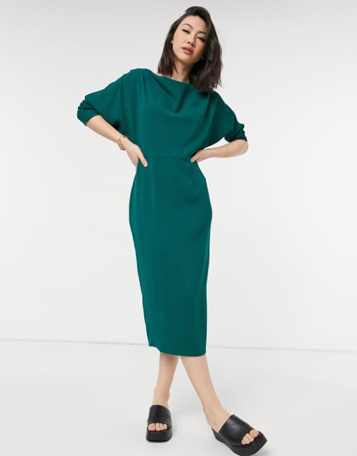 ASOS DESIGN – Midi-Bleistiftkleid mit abfallender Schulterpartie in Tannengrün
