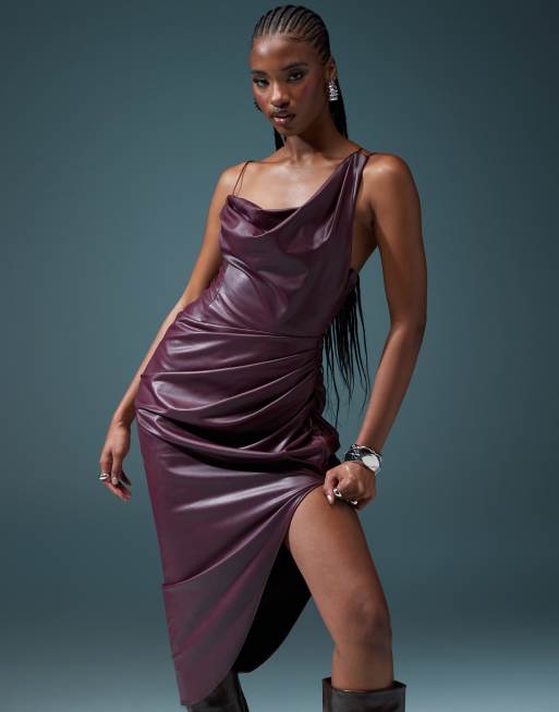 ASOS DESIGN - Midi cami-jurk van PU met drapering, blote schouder en overslag in bordeauxrood