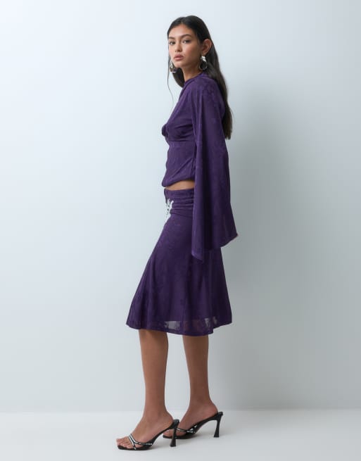 ASOS DESIGN midi-devoré-nederdel i satin med metallic-applikation i brombær, 3 af 5