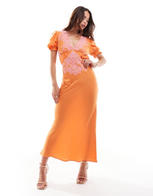 ASOS DESIGN – Midi-Freizeitkleid aus Satin in Orange mit fliederfarbener Stickerei