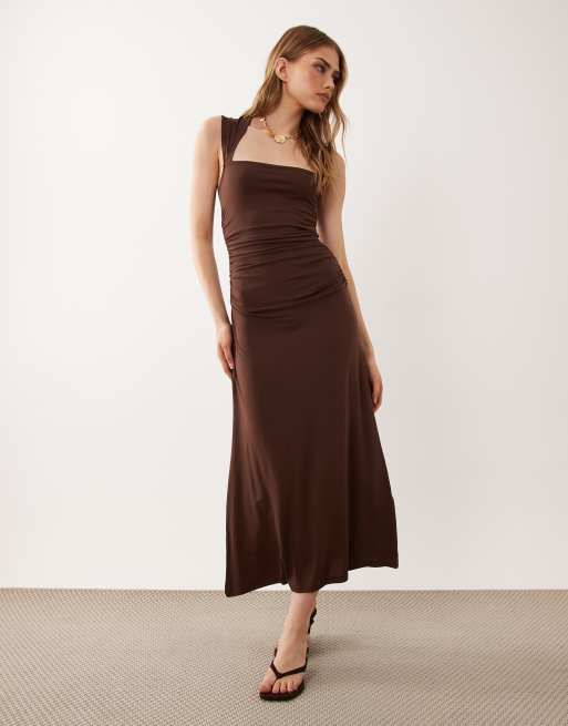 ASOS DESIGN – Midi-Freizeitkleid in Schokobraun mit geraffter Vorderseite, 2 von 4