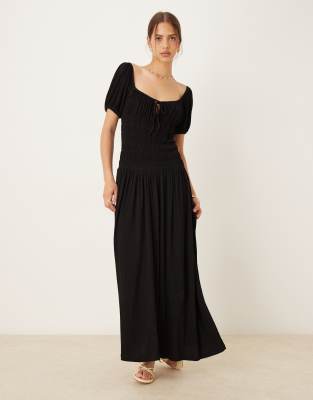 ASOS DESIGN - Midi-Freizeitkleid in Schwarz mit Knittertextur, gesmokter Taille, Milchmädchen-Ausschnitt und Puffärmeln-...