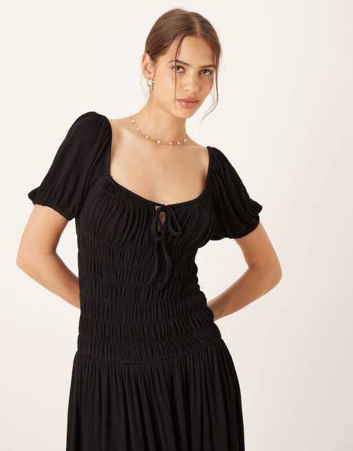 ASOS DESIGN – Midi-Freizeitkleid in Schwarz mit Knittertextur, gesmokter Taille, Milchmädchen-Ausschnitt und Puffärmeln, 2 von 4