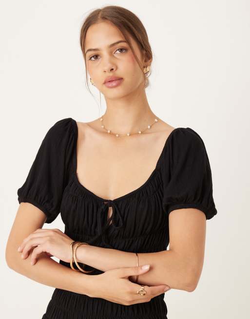 ASOS DESIGN – Midi-Freizeitkleid in Schwarz mit Knittertextur, gesmokter Taille, Milchmädchen-Ausschnitt und Puffärmeln, 4 von 4