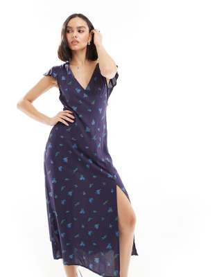 ASOS DESIGN - Midi-Freizeitkleid mit V-Ausschnitt, Flatterärmeln und Blumenmuster in Marineblau-Bunt