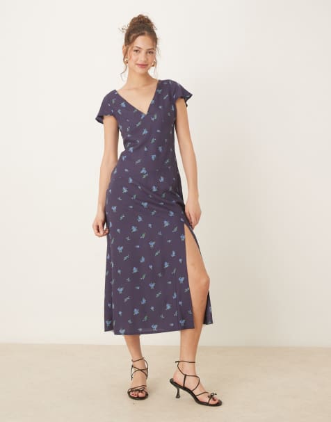 ASOS DESIGN – Midi-Freizeitkleid mit V-Ausschnitt, Flatterärmeln und Blumenmuster in Marineblau - view 1