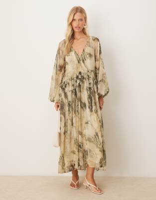 ASOS DESIGN - Midi-Hängerkleid in Grün mit Rüschen, abstraktem Muster und V-Ausschnitt-Bunt