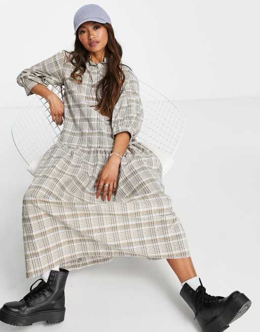 ASOS DESIGN – Midi-Hängerkleid mit Hemdkragen und Knopfleiste vorne in Braun-Weiß kariert