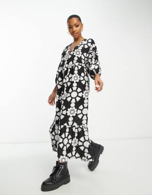 ASOS DESIGN - Midi-Hängerkleid zum Reinschlüpfen mit abstraktem Print in Schwarz-Weiß-Bunt