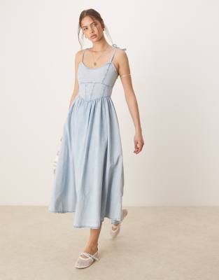 ASOS DESIGN - Midi-Jeanskleid im Ballerina-Design in verwaschenem Hellblau