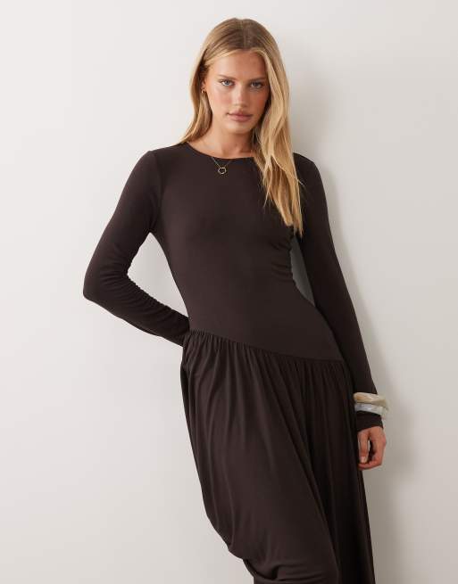 ASOS DESIGN - Midi-jurk met lange mouwen en gedrapeerde rok in chocoladebruin, 2 van 4