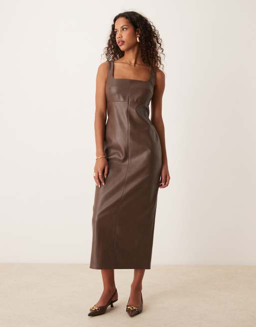 ASOS DESIGN - Midi jurk met leerlook, vierkante hals en siernaden in chocoladebruin