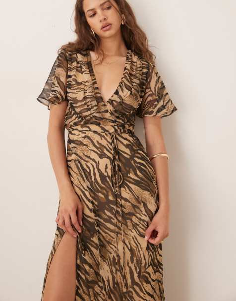 ASOS DESIGN - Midi jurk met overslag aan de voorkant, uitlopende mouwen en naaddetails in dierenprint - view 1