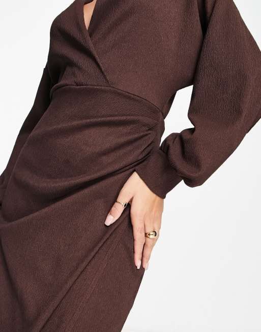 ASOS DESIGN - Midi jurk met overslag, kraagje en textuur in bruin, 3 van 4