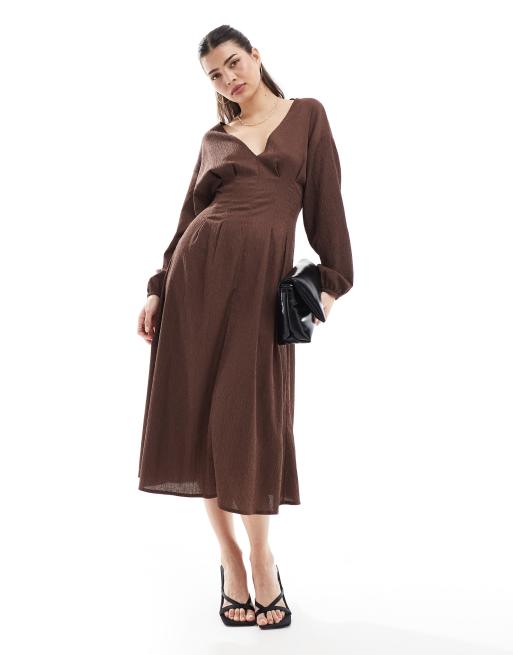ASOS DESIGN - Midi-jurk met textuur en ballonmouwen in chocoladebruin