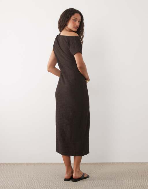 ASOS DESIGN - Midi jurk van jersey met textuur en blote schouders in bruin, 4 van 4