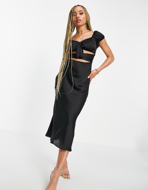 ASOS DESIGN - Midi-jurk van satijn met uitsnijding en gestrikte overslag om taille in zwart